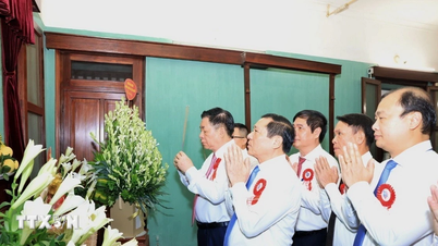 Cérémonie de présentation des réalisations à l'Oncle Ho à l'occasion du 100e anniversaire de la Journée de la presse révolutionnaire du Vietnam