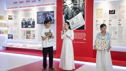 Interesante experiencia de preguntas y respuestas en el stand de exhibición del periódico Nhan Dan