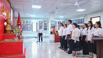 Le journal Nghe An offre de l'encens pour commémorer le président Ho Chi Minh à l'occasion du 100e anniversaire de la Journée de la presse révolutionnaire du Vietnam