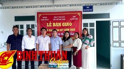 Handing over Great Solidarity houses to poor households in Phan Dung commune
