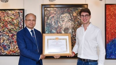 Romanian-French artist receives award for painting "In the footsteps of Ho Chi Minh"