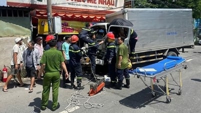 الشرطة تنقذ سائقين عالقين بعد حادث تصادم