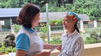 L'Union des femmes de Cao Bang visite et encourage les cours d'alphabétisation dans le district de Nguyen Binh