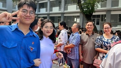 Giấu thầy hiệu trưởng, học sinh tạo bất ngờ cho cả trường