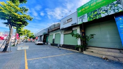 ហាងជាច្រើននៅក្នុងទីក្រុង Vinh បានបិទ ត្រលប់មកវិញនូវទីតាំង និងផ្តល់ការបញ្ចុះតម្លៃដ៏គួរឱ្យភ្ញាក់ផ្អើល។