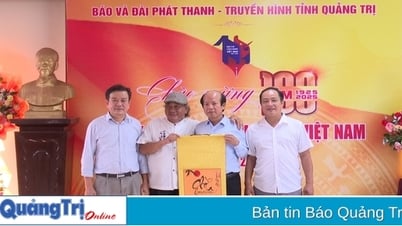 El Sr. Hoang Tan Trung presentó una pieza de caligrafía al periódico y a la estación de radio y televisión de la provincia de Quang Tri.