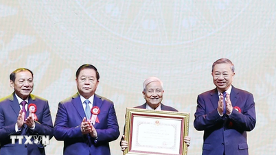 革命的ジャーナリズムの100年：粘り強く、忠実に、革命の大義に奉仕する