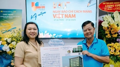 Nhạc sĩ Nguyễn Văn Hiên tặng ca khúc ‘Tuổi Trẻ - Vì một thế giới mới’ cho báo Tuổi Trẻ