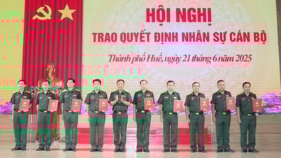 Công bố quyết định giải thể Ban Chỉ huy quân sự cấp huyện và trao quyết định nhân sự cán bộ