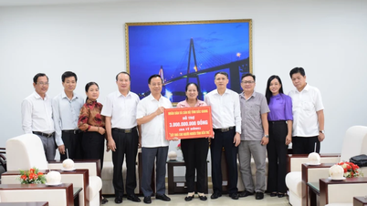 Recepción de fondos para construir 50 casas "Gran Solidaridad" donadas por el Comité del Frente de la Patria de Vietnam de la provincia de Bac Giang