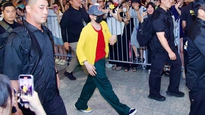 وصل جي دراغون إلى هانوي، و"غابة" من المعجبين أحضروا زهور الأقحوان للترحيب به مثل المهرجان