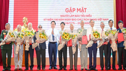 [Photo] Central Propaganda and Mass Mobilization Department meets with exemplary journalists