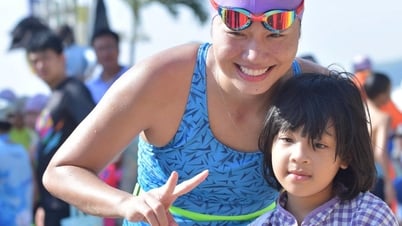 水泳選手のアン・ヴィエン氏と800人以上の選手がニャチャン湾で泳ぐ