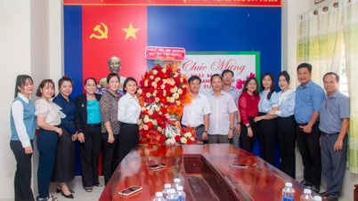 Les dirigeants du district de Tan Chau : visitez et félicitez le Vietnam à l'occasion de la Journée de la presse révolutionnaire