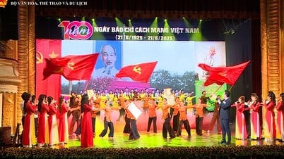 Por siempre un corazón rojo - Pluma afilada: Programa artístico especial que celebra los 100 años del Día de la Prensa Revolucionaria de Vietnam