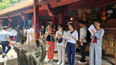 Sĩ tử cầm bút, phiếu dự thi lên Văn Miếu cầu may trước kỳ thi THPT 2025