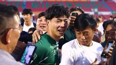 Công Phượng chật vật thoát khỏi người hâm mộ sau trận thắng quyết định