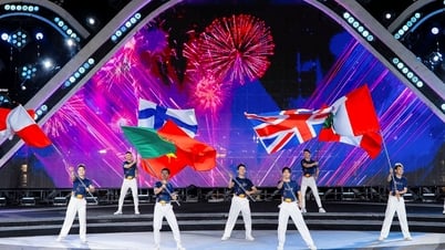 観光客はイングランドとポルトガルのパフォーマンスを熱心に待っている