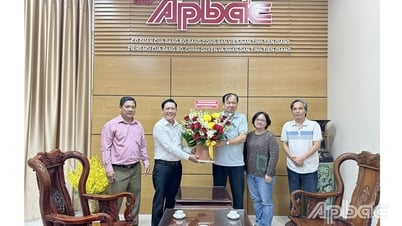 Sở Văn hóa, Thể thao và Du lịch tỉnh Tiền Giang đến chúc mừng Báo Ấp Bắc nhân dịp 21-6