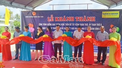 Inauguración de una carretera rural y entrega de una casa de beneficencia en la comuna de Khanh Binh Dong