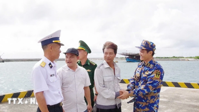 Khánh Hòa: Bàn giao ngư dân sau khi điều trị chấn thương ổn định tại Trường Sa