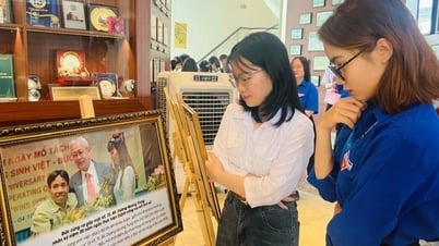 医学生たちは歴史的な手術を指導した先生を偲ぶ