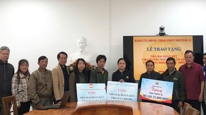 Da Lat gives solidarity house to poor family