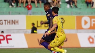 Bình Định - Hà Nội (hiệp 1) 0-1: Xuân Tú đánh đầu mở tỉ số