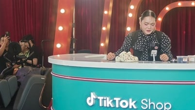 قام فام ثواي ببث مباشر لمدة 14 ساعة في منزل ضخم للبث المباشر في شارع نجوين هيو للمشاة