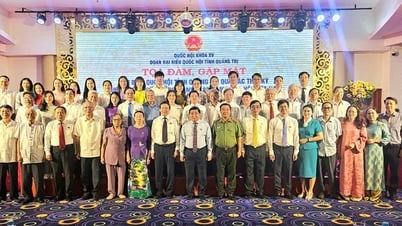 El viceprimer ministro Nguyen Chi Dung se reunió con diputados de la Asamblea Nacional de la provincia de Quang Tri durante los períodos