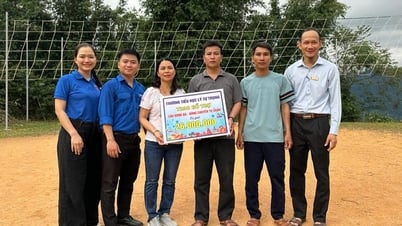 Thăm, tặng quà học sinh và người dân xã Trà Cang