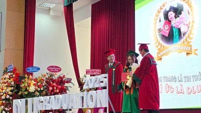 Trao bằng tốt nghiệp cho sinh viên, hiệu trưởng nói về 'chìa khóa của thành công'