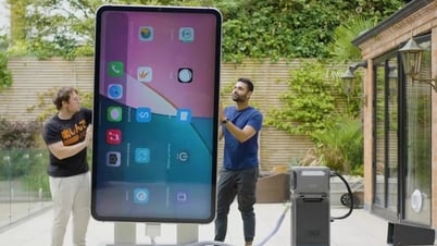 ទូរស័ព្ទ iPhone ដ៏ធំបំផុតរបស់ពិភពលោក ភ្លើងពិលគ្រប់គ្រាន់សម្រាប់បំភ្លឺចង្កៀងមុខរថយន្ត