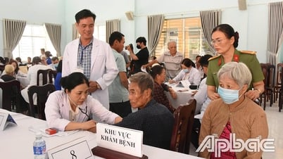 Tặng quà, khám bệnh miễn phí cho 300 người dân huyện Cái Bè