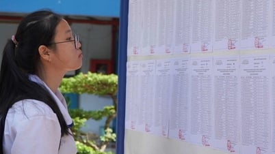 Học sinh làm “cú đêm" tra cứu điểm thi lớp 10 TPHCM năm 2025