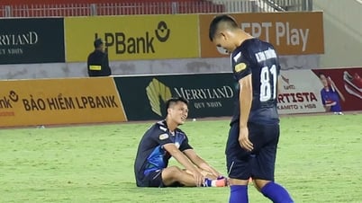 Binh Dinh-Spieler brach auf dem Spielfeld zusammen, nachdem er ein Abstiegsticket erhalten hatte