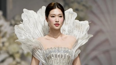 Miss Doan Thien An trägt ein Hochzeitskleid mit dem Bild einer modernen Göttin
