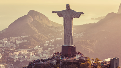 Tourismus an der Christusstatue: Wenn ewige Arme den blauen Himmel Brasiliens umarmen