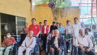 Trao 52 xe lăn cho người khuyết tật huyện Thăng Bình