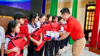 Dai-ichi Life Vietnam offre des bourses et des sacs à dos aux enfants défavorisés