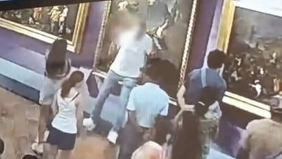 سياح يلتقطون صورًا افتراضية ويمزقون لوحة زيتية من القرن السابع عشر