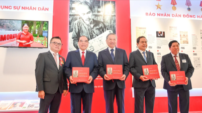 [Photo] General Secretary To Lam visits the exhibition space of the 2025 National Press Festival