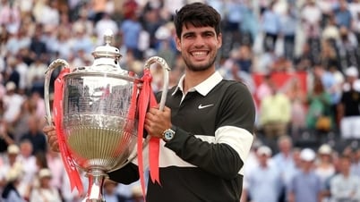 Alcaraz gagne au Queen's Club, Bublik remporte l'Open de Halle