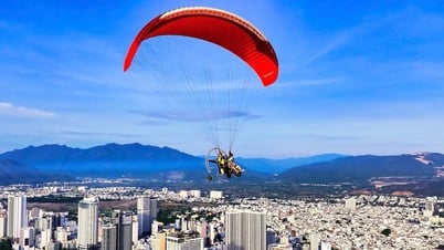 2025年の夏を通してニャチャンの空でパラグライダーパフォーマンス