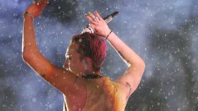 G-Dragon publica una foto suya bajo la lluvia y agradece al público vietnamita tras su "legendaria" actuación.