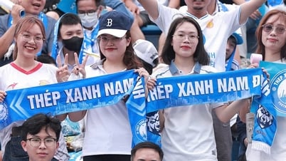 CĐV 'đại náo' sân Thiên Trường ngày Nam Định nâng Cúp