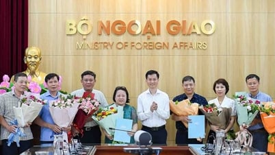 Bộ Ngoại giao trao quyết định cho các đồng chí nghỉ hưu theo Nghị định 178