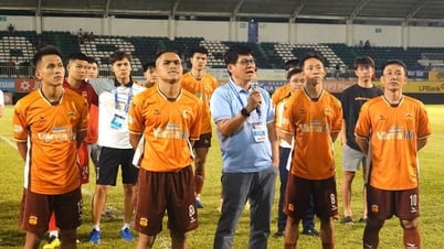 Minh Vuong spricht beim Abschied von Hoang Anh Gia Lai herzliche Worte