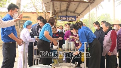 La Unión de Jóvenes de la Escuela Secundaria Quang Trung cocina papilla gratuita para los pacientes