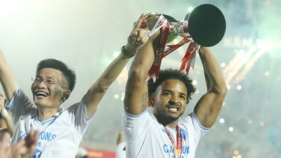 Khoảnh khắc Xuân Son cùng Nam Định nâng Cúp vô địch V-League